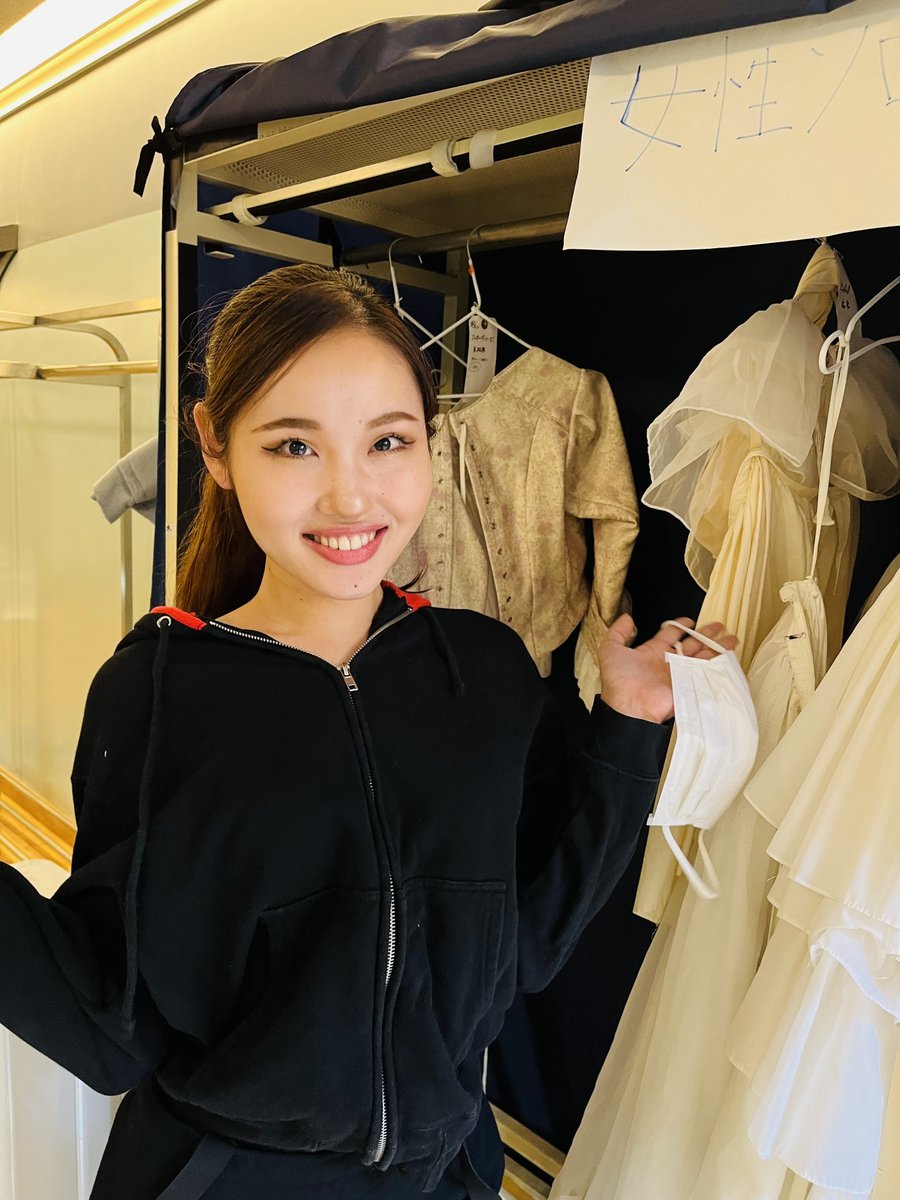 pactgd's tweet photo. いつだってオペラはお祭りだ！あなたもライブ配信の視聴を通じて参加しませんか？
ステージが本格的に動き始めました。出演者たちが歌い、泣き、そして笑う！華麗な衣装、美しい美術装置、この素敵なお祭りに、ご自宅から参加しませんか？
今日は土曜日の出演者たちをご紹介。
https://t.co/YHYutDRd5r https://t.co/Dfmgp1u6mF