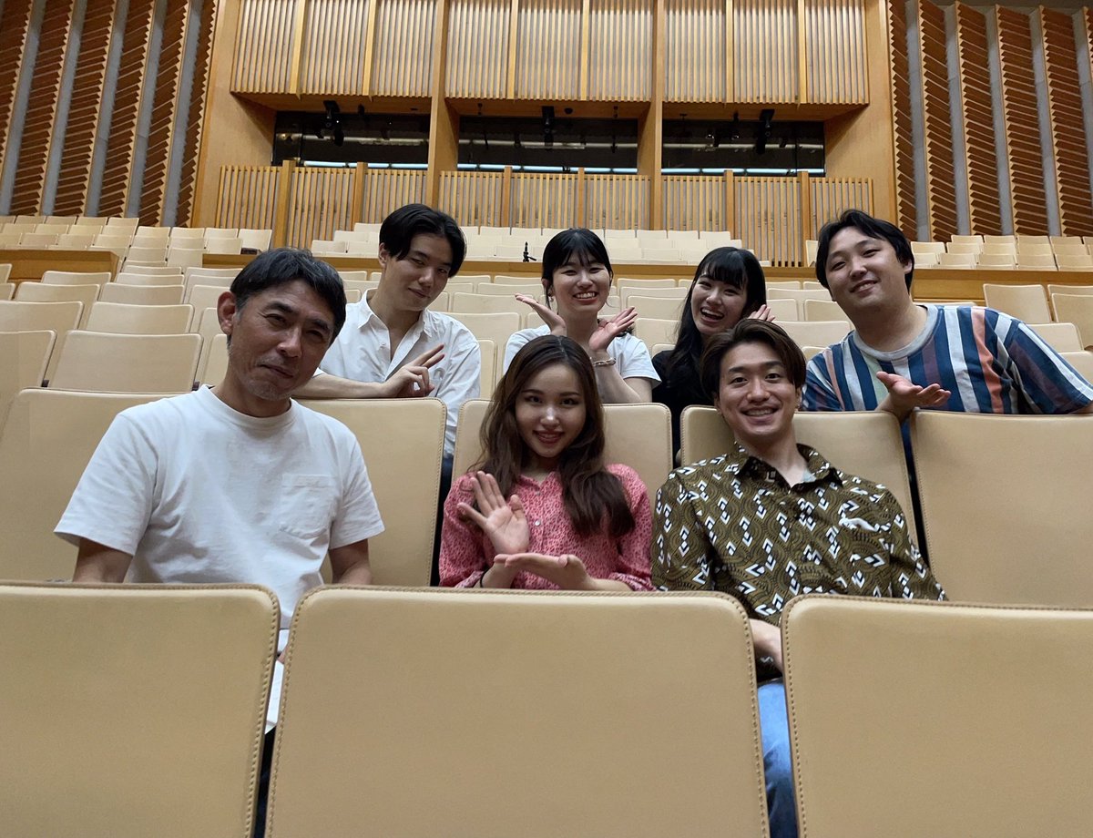 pactgd's tweet photo. いつだってオペラはお祭りだ！あなたもライブ配信の視聴を通じて参加しませんか？
ステージが本格的に動き始めました。出演者たちが歌い、泣き、そして笑う！華麗な衣装、美しい美術装置、この素敵なお祭りに、ご自宅から参加しませんか？
今日は土曜日の出演者たちをご紹介。
https://t.co/YHYutDRd5r https://t.co/Dfmgp1u6mF