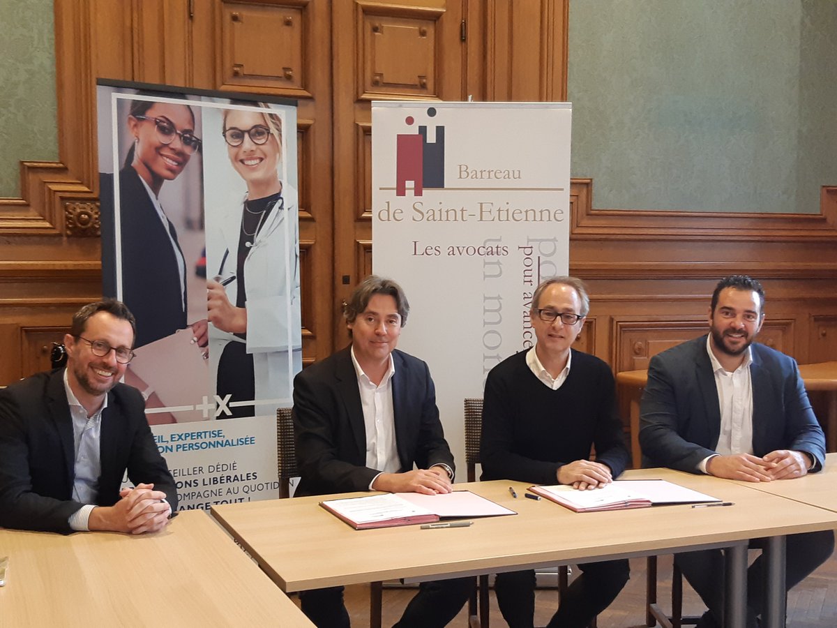 Barreau SAINT-ETIENNE (@avocatsverts) on Twitter photo Maître Olivier BOST, bâtonnier du Barreau de Saint-Etienne <a href="/Avocatsverts/">Barreau SAINT-ETIENNE</a>, renouvelait ce matin la convention de partenariat liant les avocats de Saint-Etienne à la Banque Populaire Auvergne Rhône Alpes et à ses délégués locaux Dominique Mounier, Thomas PERALDO et Mathieu CHOVET. Maître Olivier BOST, bâtonnier du Barreau de Saint-Etienne <a href="/Avocatsverts/">Barreau SAINT-ETIENNE</a>, renouvelait ce matin la convention de partenariat liant les avocats de Saint-Etienne à la Banque Populaire Auvergne Rhône Alpes et à ses délégués locaux Dominique Mounier, Thomas PERALDO et Mathieu CHOVET.