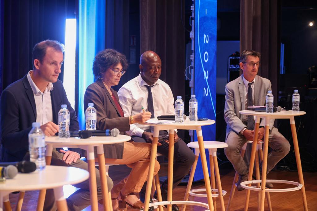 Univ_Reunion's tweet photo. #UR40
Signature de convention entre l'@Univ_Reunion et @Qualitropic974 qui marque la fin de cette première table ronde de la journée https://t.co/Ozi7k4EFyw