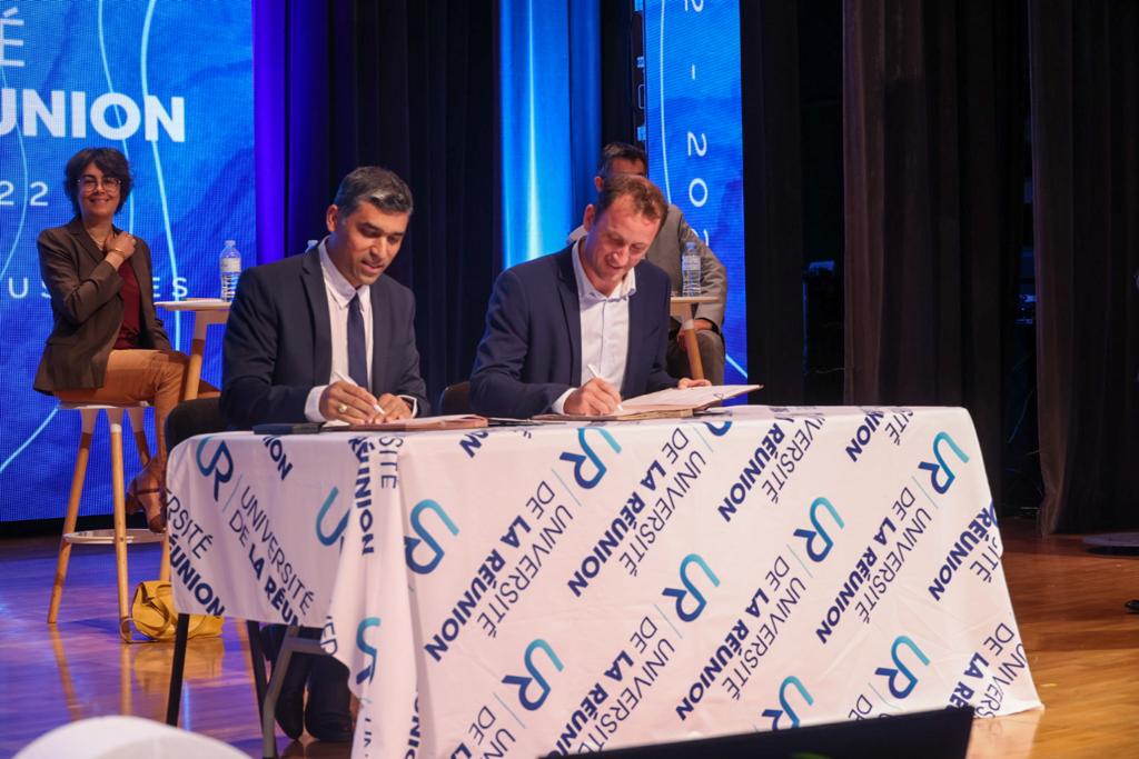 Univ_Reunion's tweet photo. #UR40
Signature de convention entre l'@Univ_Reunion et @Qualitropic974 qui marque la fin de cette première table ronde de la journée https://t.co/Ozi7k4EFyw