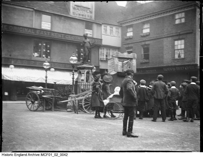 HE_Archive's tweet photo. Happy #NationalPoetryDay!
This photo from the Historic England Archive shows the Marlowe Memorial in #Buttermarket, #Canterbury. The children gathered there aren't admiring the poet, however. They're enjoying a Punch and Judy show!
#ChristopherMarlowe
@marlowetheatre
#Archives https://t.co/ACZvdrg2f5