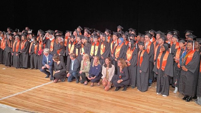 SanofiFR's tweet photo. [#RSE] Hier soir avait lieu la soirée #CérémonieBacheliers2022 de @Telemaque_asso !

Félicitations aux 126 bacheliers 🎉 96% de réussite, 72% de mentions : c'est beau 👏🏼💪🏼

Fiers d'être partenaire et d'accompagner des jeunes depuis + de 🔟 ans !

#Mentorat #Engagement #PAQTE https://t.co/aMPk191rJC