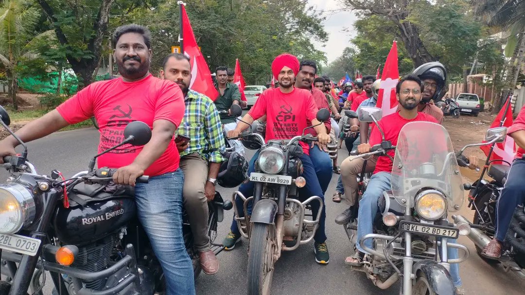 AISFofficial's tweet photo. Young Communist Flag March for #CPI24thCongress begins at Kollam

#AISF #AIYF https://t.co/qnHTNbdfGd