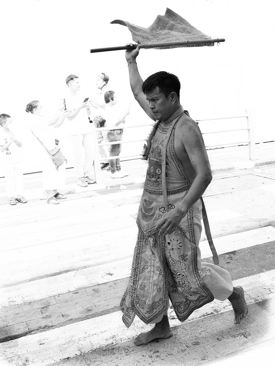 giorgiothai's tweet photo. "Phuket Kin Jay"
Waving the flag of Gods

#streetphotography #lensculture #blackandwhite https://t.co/yjFWPQNeO7