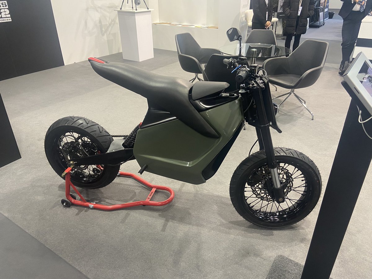 AndrewJGWhite's tweet photo. Obligatory electric bike shot at #SOF show. This time at @GlobalSOF #GSOFeurope in Budapest. Sadly not hanging off a helicopter….yet 😎 https://t.co/9lKAEmCGsD