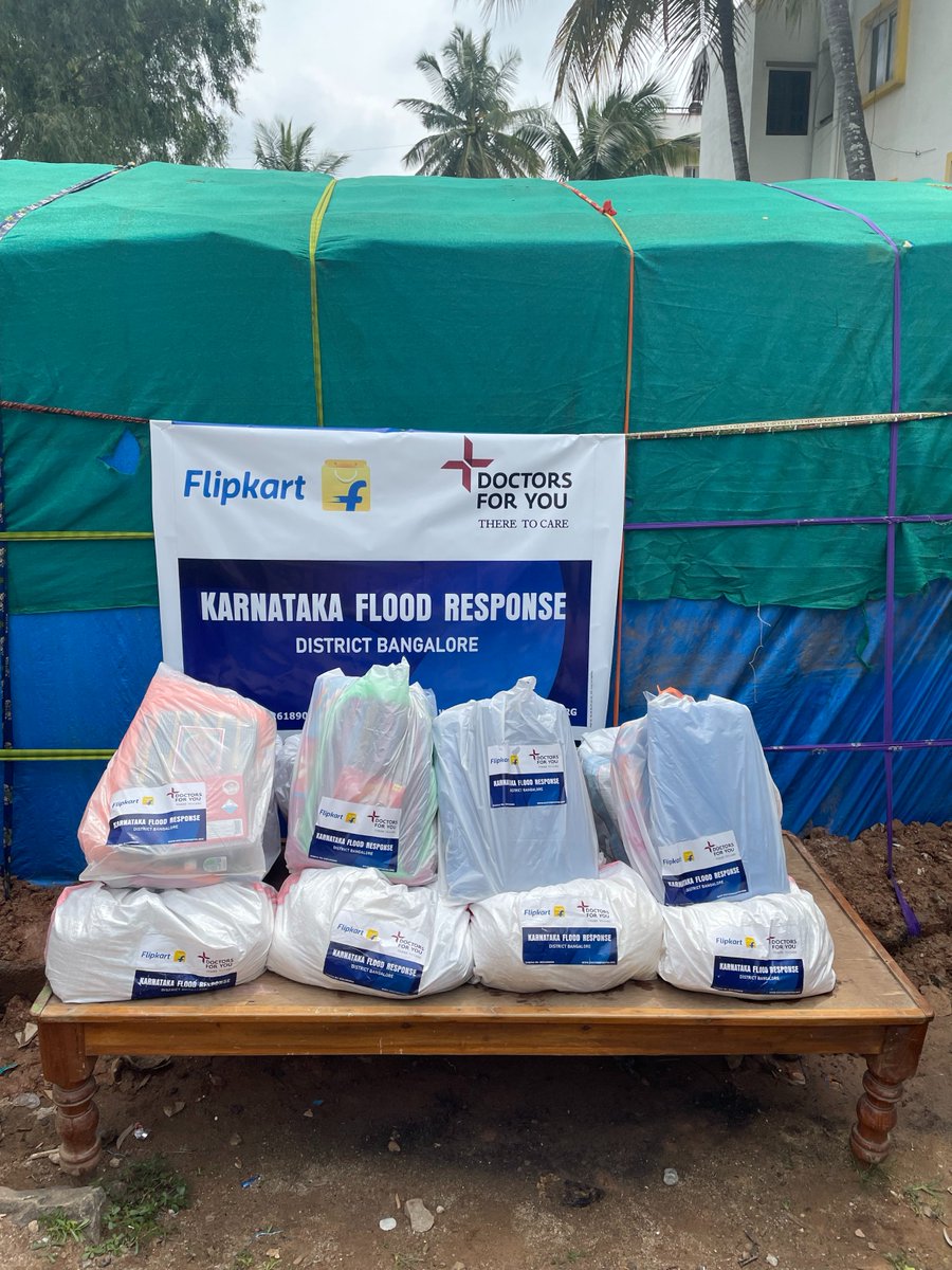 FlipkartEnables's tweet photo. To aid slum areas affected by #BengaluruFloods, Flipkart Foundation &amp; @Flipkart Group employees, in partnership with @dfyindia, raised funds, conducted health camps &amp; distributed relief material including wash, shelter &amp; ration kits to 2,200 households. @doctorrajat @ravikantkem https://t.co/wkLcEFBcbp