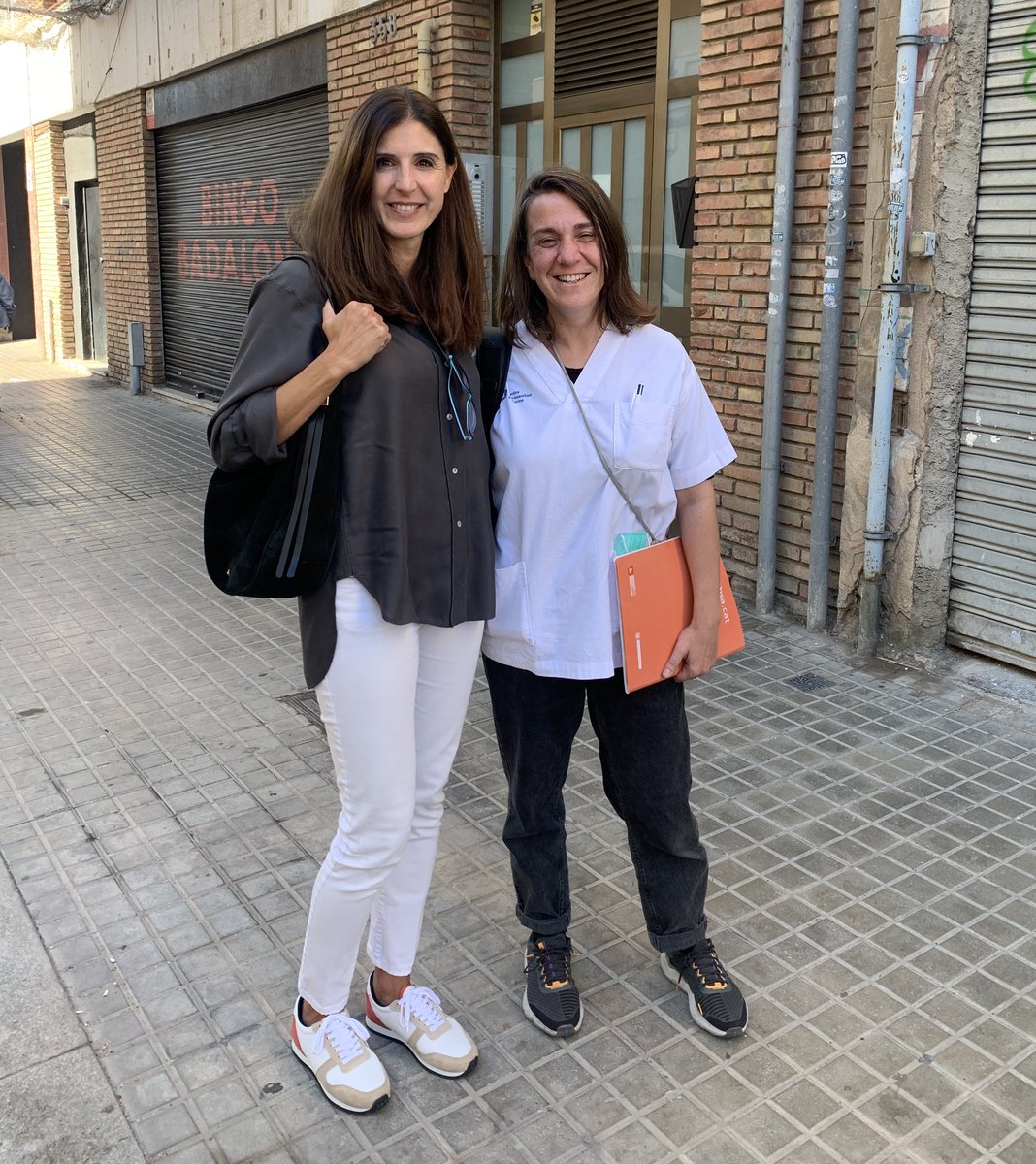 La Susana Espejo, voluntària d’Alella, poble cuidador, amb la Cristina Checa de l’equip PADES de BSA, just abans de començar un nou acompanyament, una nova trobada, un nou viatge de creixement i transformació. 

Gràcies! 🙏🏻🙏🏻

#alellapoblecuidador
#poblesquecuiden