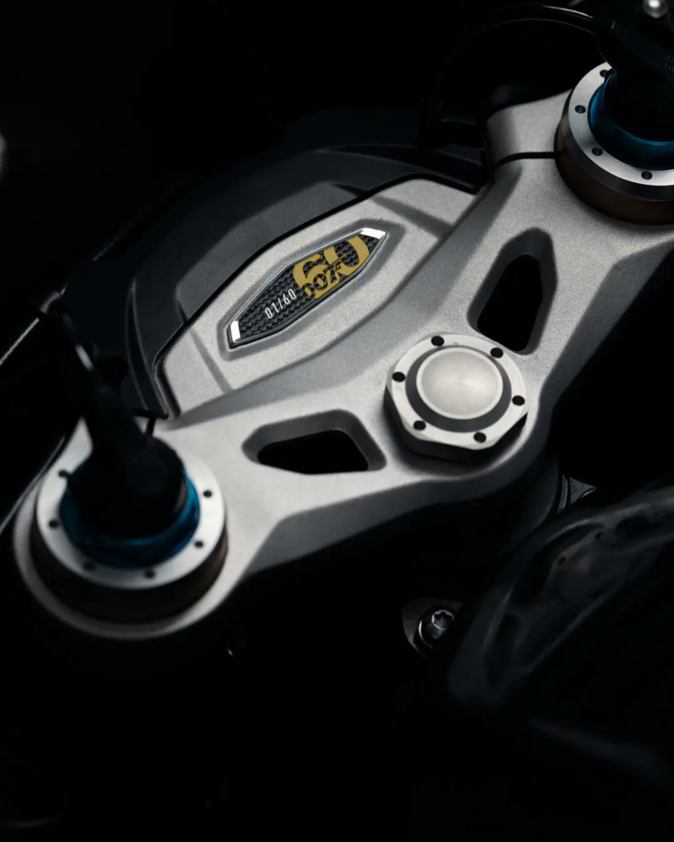 FastBikesIndia's tweet photo. To celebrate 60 years of the #JamesBond movie franchise, #Triumph has unveiled the #SpeedTripleRR Bond Edition 🔥
Only 60 will be made worldwide!
Would you want to get your hands on one? https://t.co/VHQrEOtRQA