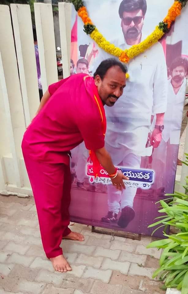 teamkotte's tweet photo. రివ్యూస్, రేటింగ్స్ చూసి సినిమాకు
వెళ్ళడానికి ఆయనేమన్న 3 రోజుల
( శుక్ర, శని, ఆది) హీరో అనుకున్నారు రా...
3 దశాబ్దాలుగా తెలుగు సినిమా బాక్స్ ఆఫీస్ రికార్డ్స్ ని కొల్లగొడుతున్న
గాడ్ ఫాదర్ సినిమా #MegaBlockblaster🔥
@KonidelaPro @AlwaysRamCharan
@KChiruTweets @KotteVenkatesw3 https://t.co/g2Muw0MIBd