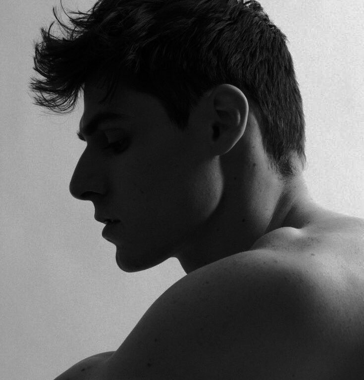 Он пожал мне руку. Пожал ладонь. Пожал локоть, плечо, подбородок. Его губы коснулись моих. Я ослеп, оглох, онемел. Я был рождён ради этого мгновенья
#нюдсочетверг в этот раз поэтический