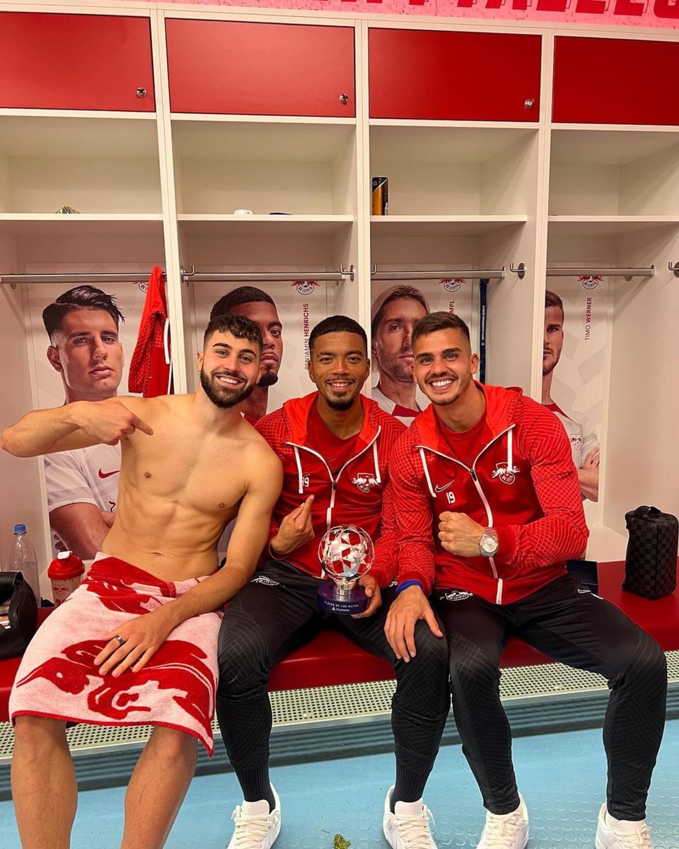 RBLeipzig's tweet photo. Teamwork makes the dream work!

#RBLCEL @ChampionsLeague https://t.co/uKLA74iBvy