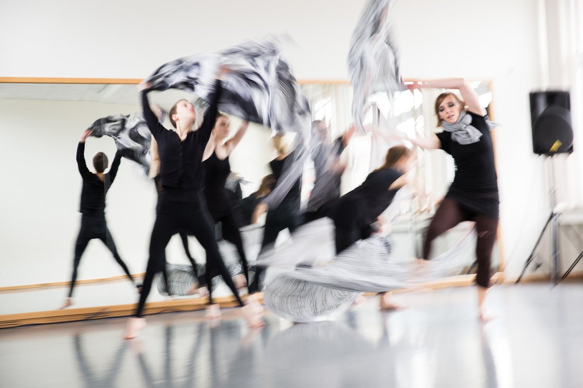 Improvisation/Tanz
Ein Bild, ein Text, eine Musik und dein Impuls, der in Bewegung umgesetzt wird. Mit ein bisschen Mut kann sich Kreativität entfalten und es entsteht eine Choreografie. Los geht's am 18.10.2022, Infos und Anmeldung : vhs-leverkusen.de/programm/kurs/…