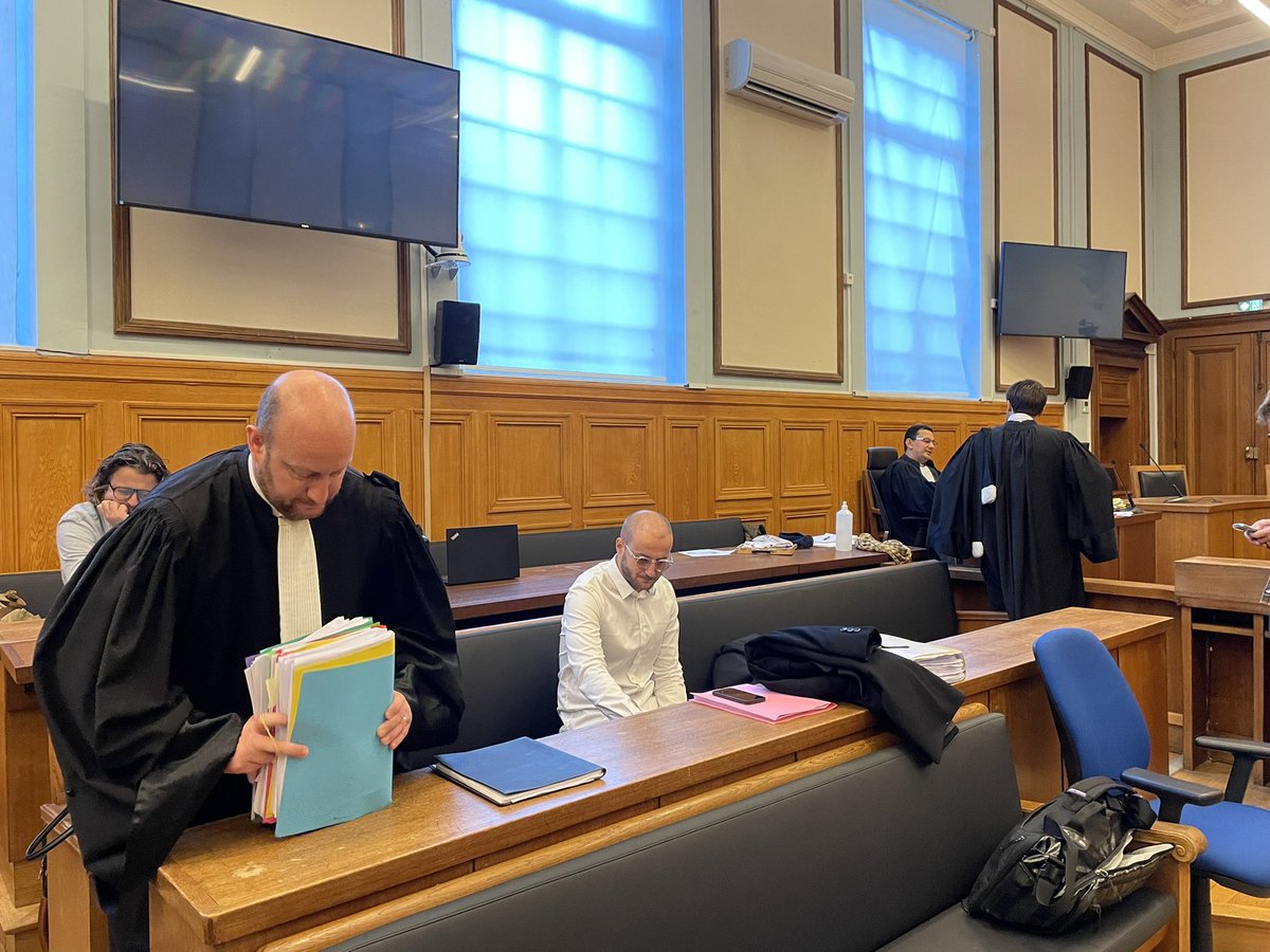 JaMarchiani's tweet photo. Troisième jour de procès devant les assises de la Marne pour le policier accusé d’avoir éborgné M. #beux à Reims en 2016.
Depuis plus de 30min, M. Beux est à la barre pour livrer sa version des faits. #justice #corse @FTViaStella https://t.co/K6VR3JuOJI