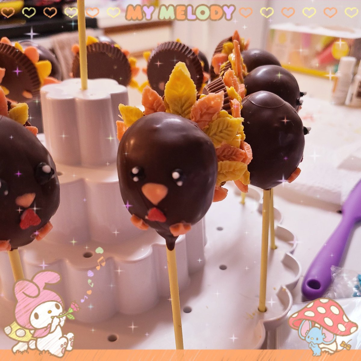NinasNumNums's tweet photo. ˚ʚ turkey cakepops ɞ˚
~°♡°~
˚ʚ🌸ɞ˚ : made by me
( \ / )
(„• ֊ •„)・・‿︵‿୨ tags ୧‿︵‿
#hellokitty #turkey #turkeys #chocolate #cakepop #cakepops #fall #baking #bakingcore #cute #kawaii #kawaiiaesthetic #sanrio #Thanksgiving #October #Halloween #sweets #autumn https://t.co/XcWow2cCMh