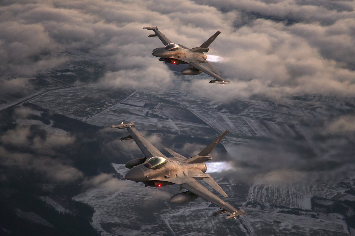 Following the handover last Friday, 4 Polish F-16 🇵🇱 are now conducting enhanced Air Policing out of Šiauliai, Lithuania 🇱🇹 #NATO Air Policing is an enduring peacetime collective defensive mission that safeguards the integrity of the Alliance Member’s Airspace #SecuringTheSkies