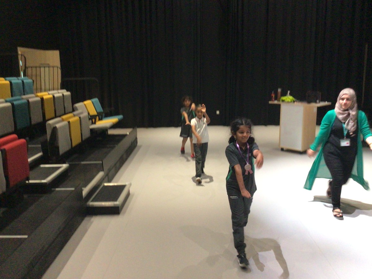 طلاب الصف الثاني يتدربون مع مس ميديا استعدادا للاحتفال بالمولد النبوي الشريف