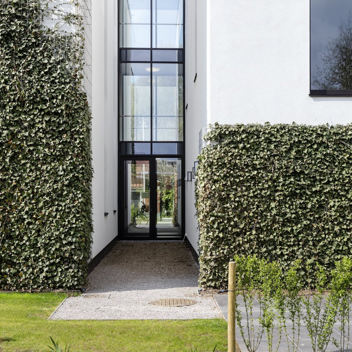 At this apartment complex in Belgium, several green screens were created to add greenery around the building. The hedges improve air quality, they can reduce fine dust by 40 - 60%. The Mobilane Green Screens are available in different heights and plant types. #sustainability