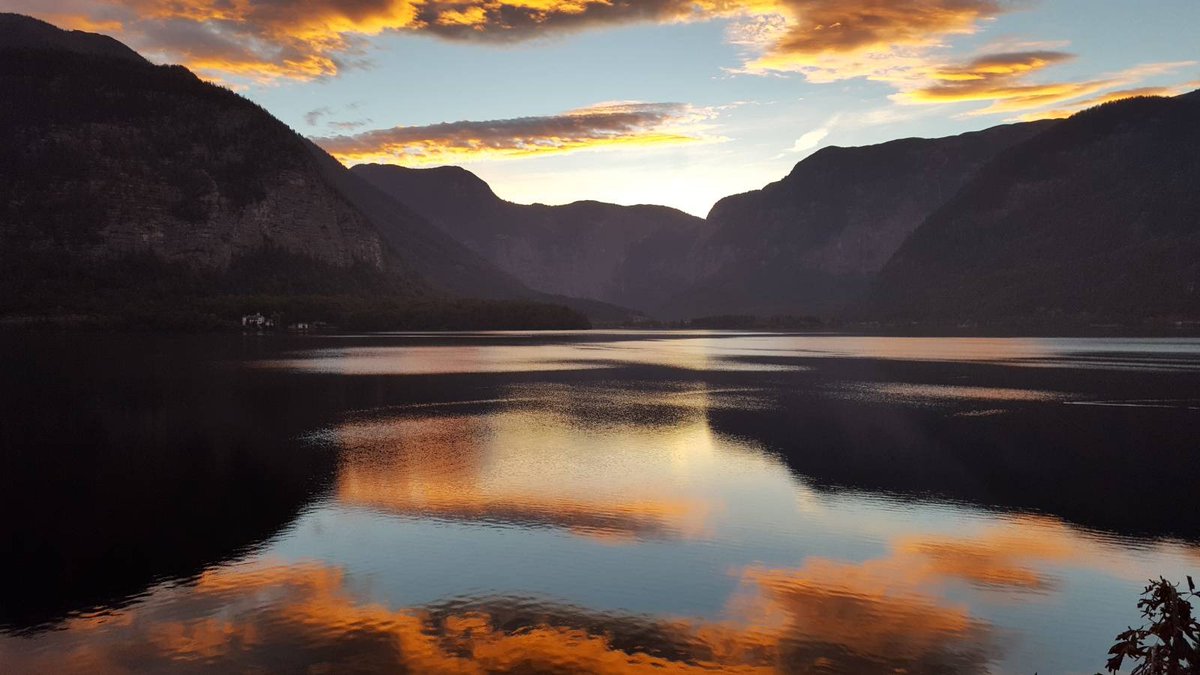 VisitHallstatt's tweet photo. The early bird catches the day. Another great sunrise today. Enjouy #Hallstatt in #Austria. Further information https://t.co/nzys1yG2FZ #Salzkammergut #VisitHallstatt #VisitAustrai https://t.co/wqGhSiYrCf
