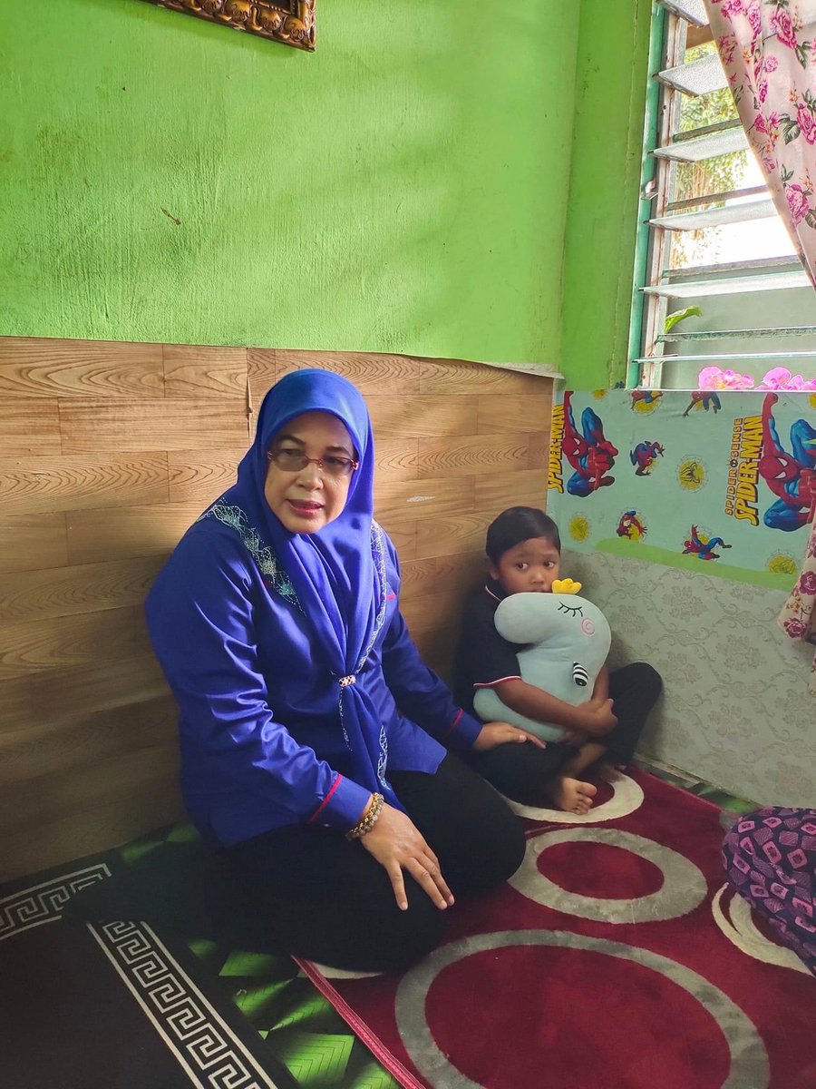 shidaismail64's tweet photo. Selesai ziarah di Felda Sg Sayong saya bersama Penghulu Mukum Ulu Sg Johor Encik Ahmad  Azmira Bin Mazlan dan Pembantu Hal Ehwal Islam Ustaz Muhammad Zaki bin Adon mengunjungi adik Waffi Yahya Bin Othman yang menghidap sakit Nephritic Syndrome. Didoakan adik Waffi segera sembuh. https://t.co/JVc565ISar