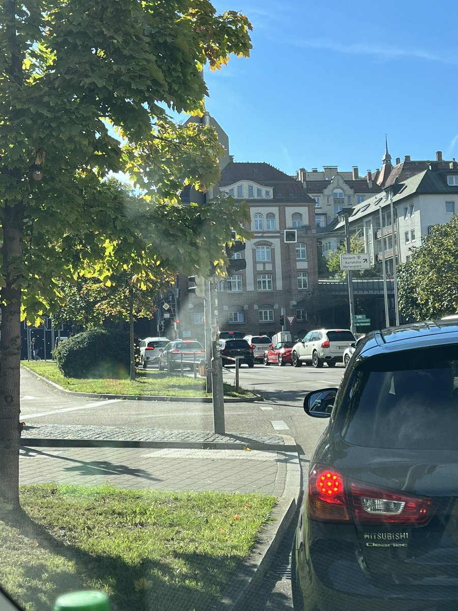 86_hans's tweet photo. An der Ampel kurz vor dem Heslacher Tunnel sollte mal der Baum geschnitten werden. Wenn rechts ein LKW ist, ist keine Ampel zusehen. Gestern wurde daher fast jemand überfahren @stuttgart_stadt @PP_Stuttgart https://t.co/TUCtTWeqxs