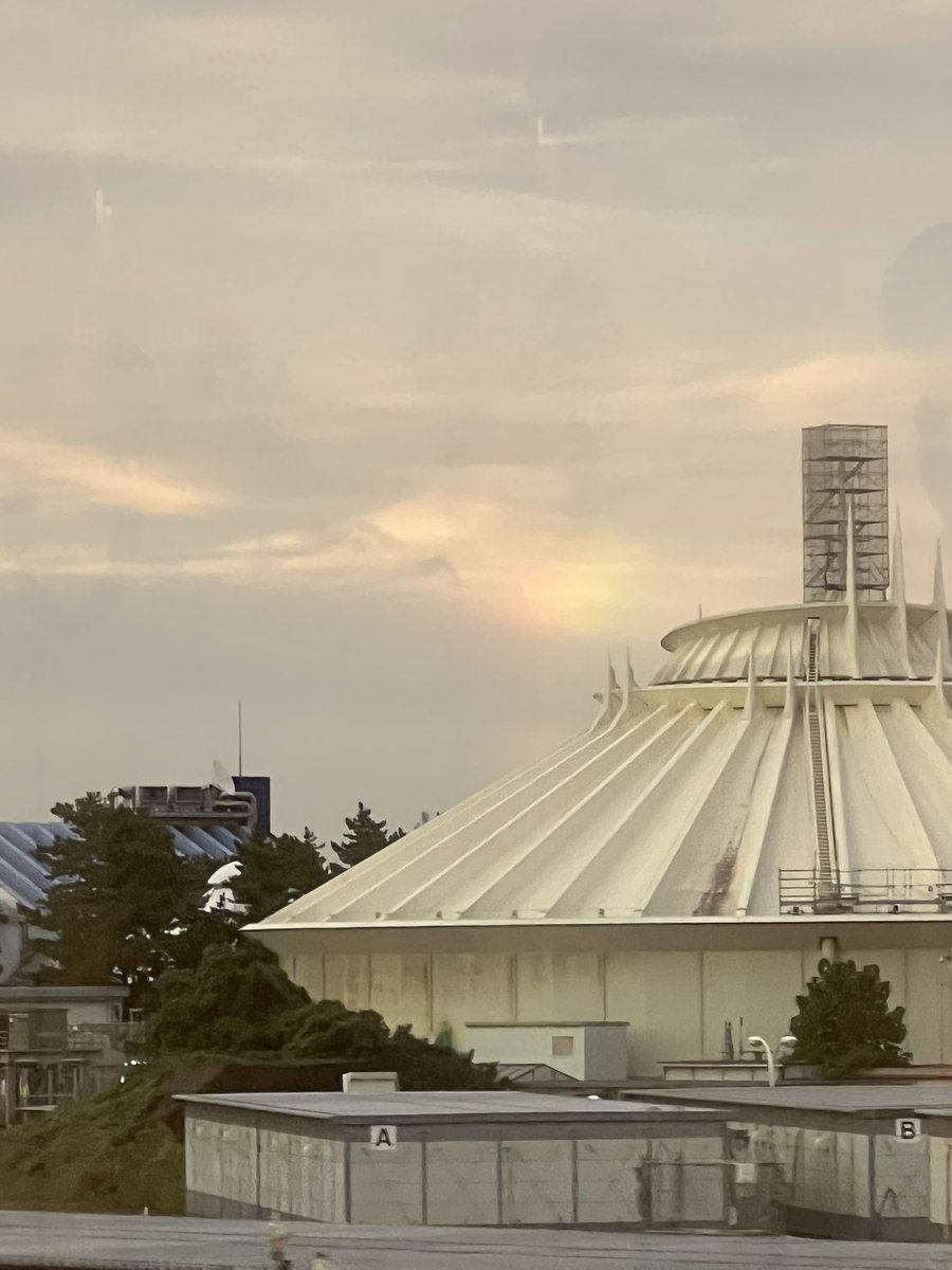 ichigo_033's tweet photo. 🌈🌈🌈

#TDR_now https://t.co/zYGxRr63L1
