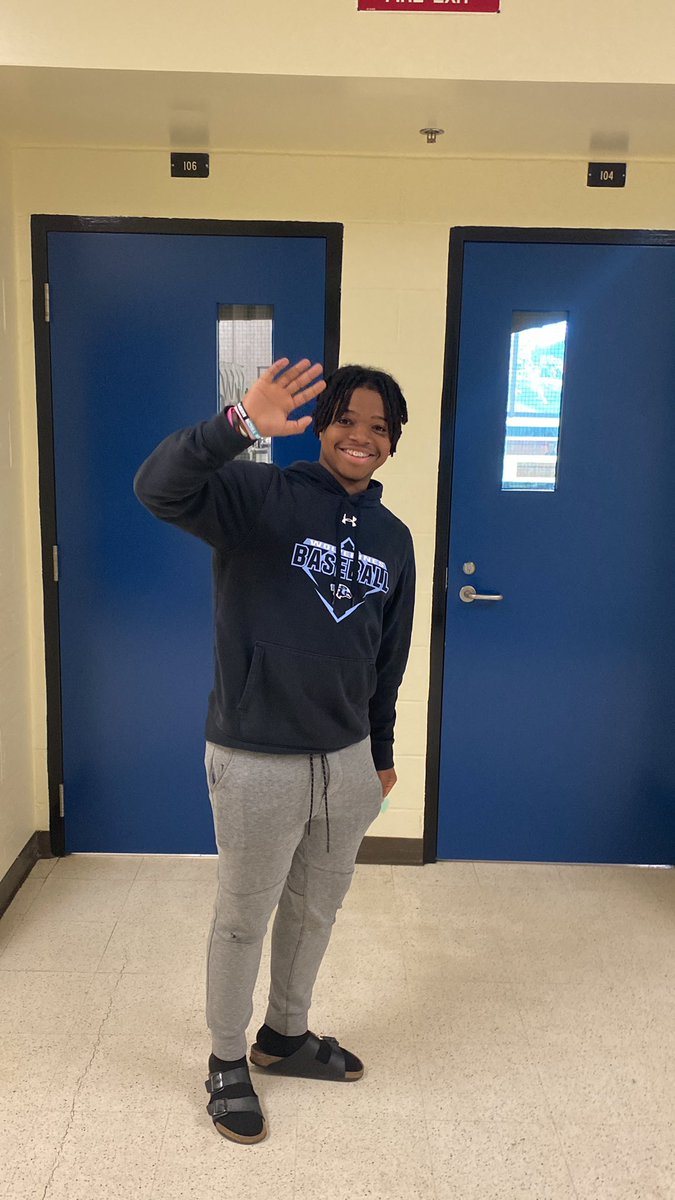 WesternTechLax's tweet photo. Book chats!!!  With assist from @Westerntechlib, students shared their summer/Q1 independent reading in B2 class today.  Guest hallway appearance by a refugee from Math class.  @WesternTech_HS https://t.co/69YrxrWCrb