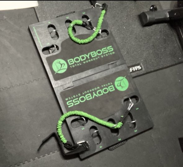 POLICEBOXER110's tweet image. 気になっていた　#BODYBOSS を導入。
チューブトレーニングで家トレの効果かなりアップ。
個人的に軽中量級の選手にはちょうどいい負荷に感じます。
試合約50日前、節制の段階で自然とあと5kgといい感じです！
