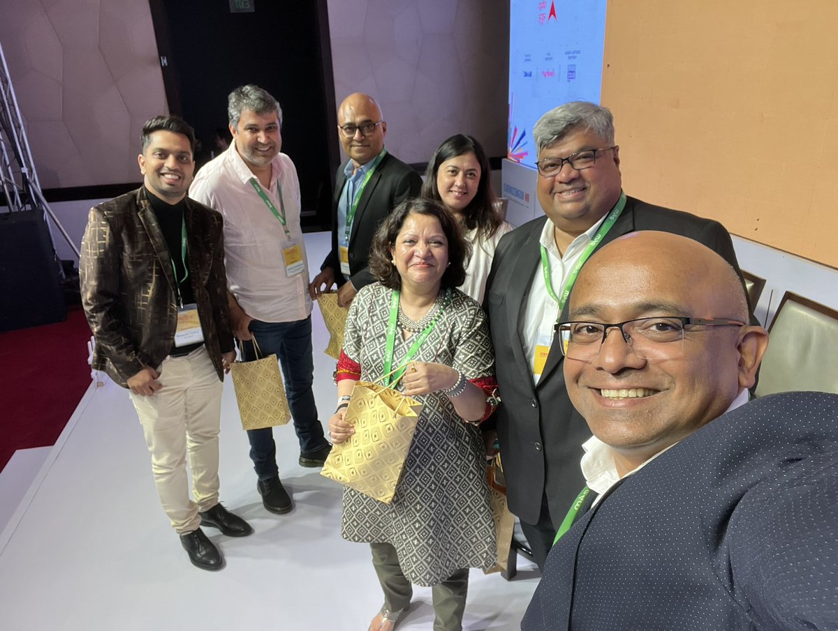 deepalinaair's tweet photo. Great fun n passionate conversation with these 5 CEOs @ajaygupte @Nirvaana9 @TanmayMohanty @prasadshejale @shantanusirohi discussing Specialist Agency vs Integrated Agency #e4m @e4mevents #e4mconfluence https://t.co/OOBtXtr9M6