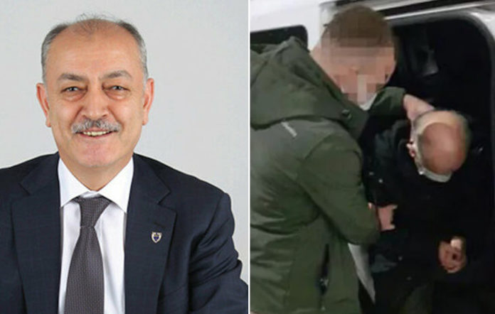 Fotoğrafta polisin kafasına bastırdığı kişi, başörtüsü yasağını hukuka aykırı bulup iptal eden Danıştay Hakimi Kasım Davas.
Başörtüsü yasağını Erdoğan kaldırmadı. Danıştay kaldırdı. 
Kaldıran hakim 6 yıldır cezaevinde.