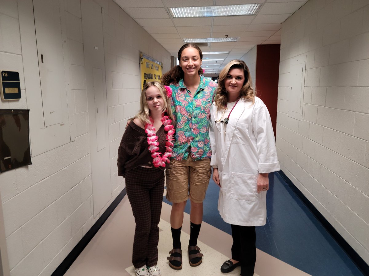 pgsmst's tweet photo. On Tuesday of our Gov. School Spirit Week we celebrated Tacky Tourist Day and Career Day https://t.co/zI4WjQ89bV