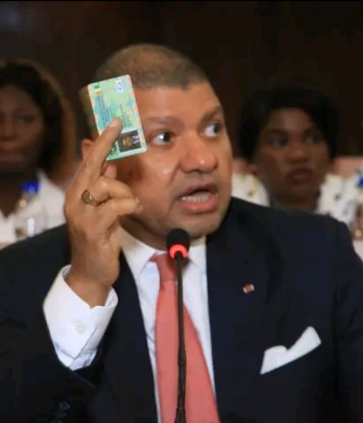 MelEssisKouadio's tweet photo. HANN🇨🇮

JEAN-LOUIS BILLON À L'ASSEMBLÉE NATIONALE PARLE DE LA COUVERTURE MALADIE UNIVERSELLE: 

" Voici ma carte CMU, elle ne sert à rien. Arrêtez de dire aux Ivoiriens que la santé est gratuite. Elle ne l'est pas. Donc arrêtez de raconter des balivernes au peuple."

#CIV225 https://t.co/422vF4X9dJ