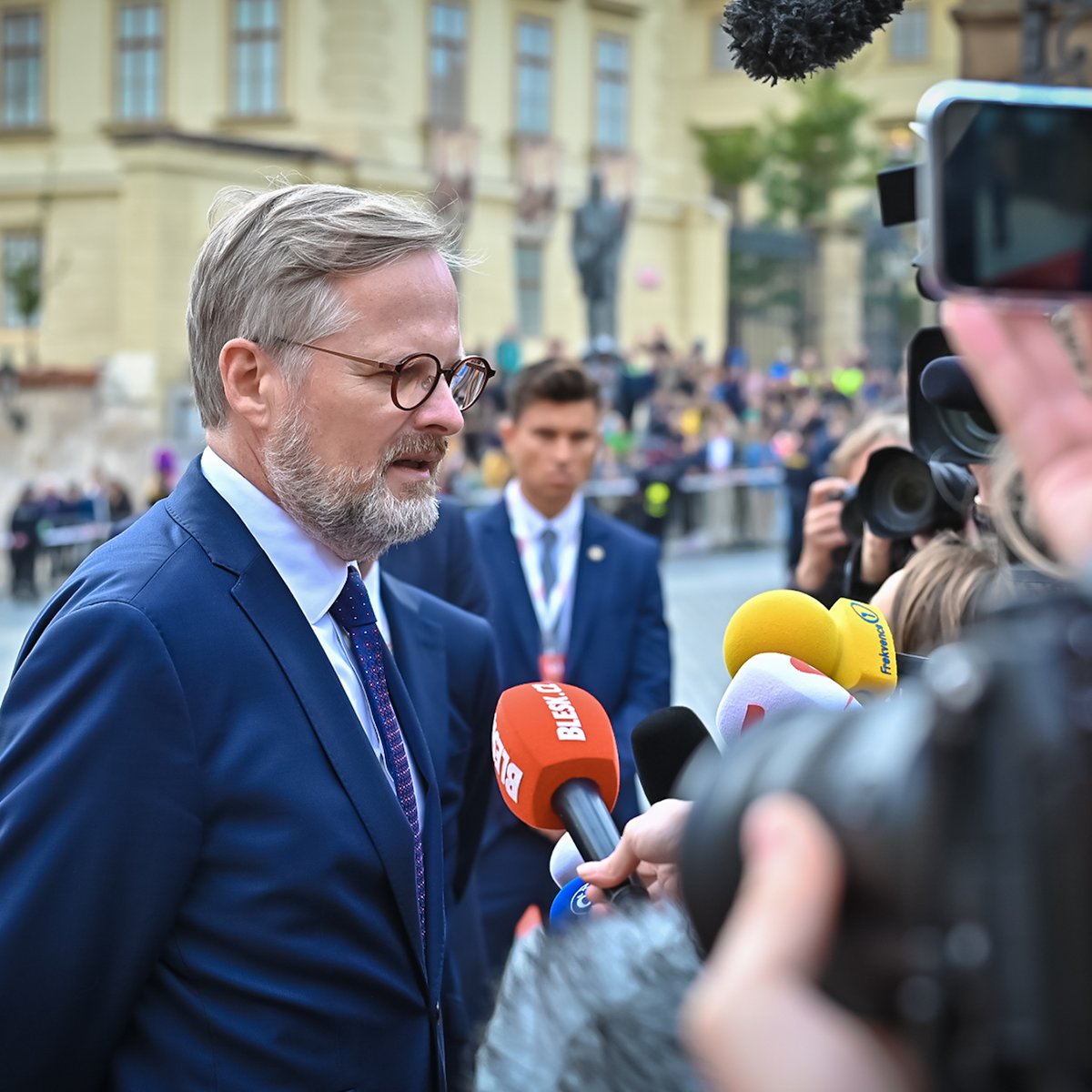 EU2022_CZ (@eu2022_cz) on Twitter photo 🌍 #PragueSummit | The first ever EPC meeting has started! The heads of 43 states arrived at Hradčanské Square near Prague Castle, where <a href="/petrfiala/">petr fiala</a> welcomed them on the red carpet. 🌍 #PragueSummit | The first ever EPC meeting has started! The heads of 43 states arrived at Hradčanské Square near Prague Castle, where <a href="/petrfiala/">petr fiala</a> welcomed them on the red carpet.