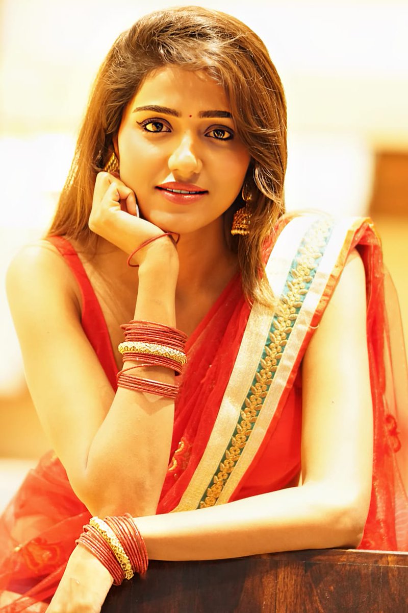 CinemaUpdates7's tweet photo. Here are the dussehra pictures of @dollysha_c 😍🌟

She is looking fabulous in Red ❤

#Dollysha #SouthActress https://t.co/yKXEedtaqC