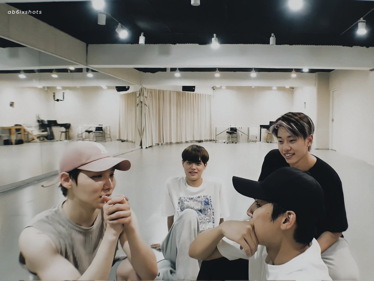 ab6ixshots's tweet photo. 'Sugarcoat' Choreography Practice Behind 

#AB6IX #에이비식스 
#전웅 #김동현 #박우진 #이대휘 #TAKE_A_CHANCE #Sugarcoat https://t.co/CbMf94p3nC