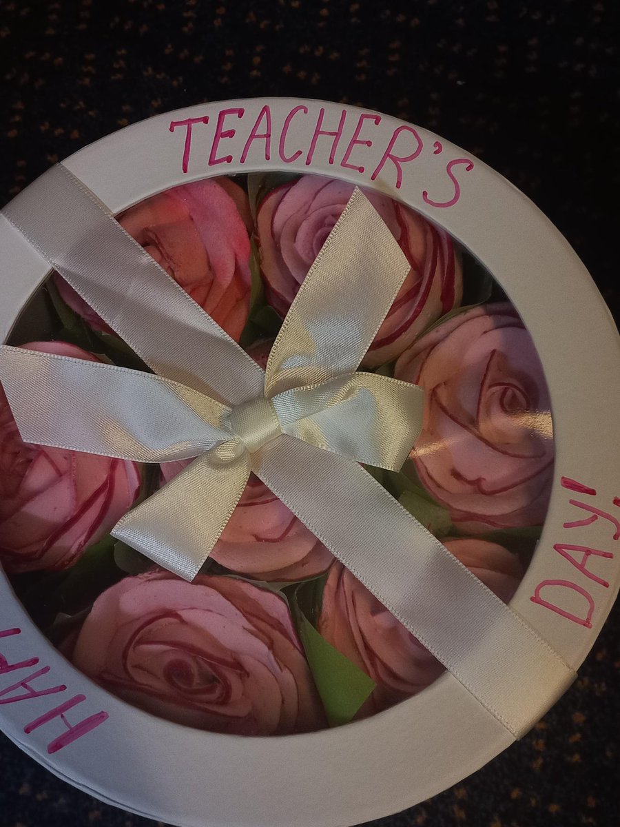 emmab432's tweet photo. A little late…but super cute 🌸#InternationalTeachersDay #edutwitter #Maths https://t.co/VK5VQC8hkE