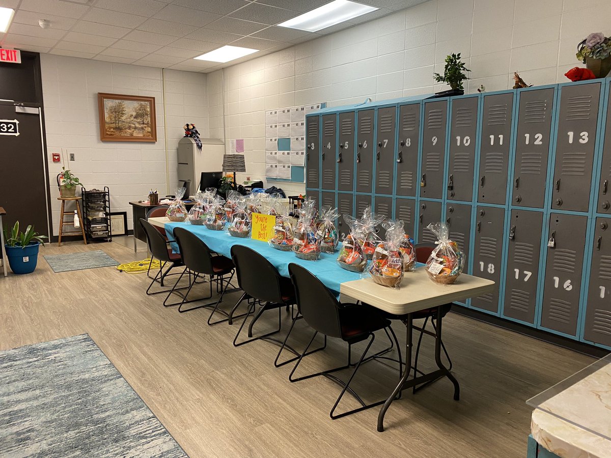 AliefBusiness's tweet photo. Elsik showing their appreciation for their custodial staff @AliefISD 🙌 https://t.co/hBRGHVD3Ua