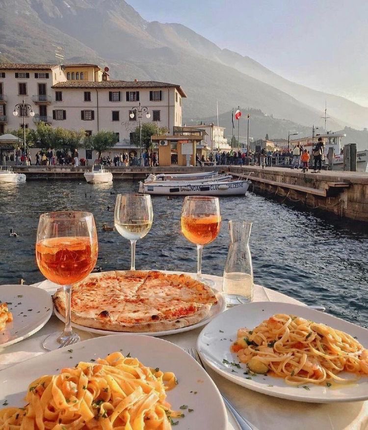 Omg… that food and the view looks freaking amazing. Yes, please. 
#dinnerwithaview
📍Lago Di Gardo, Italia 🇮🇹