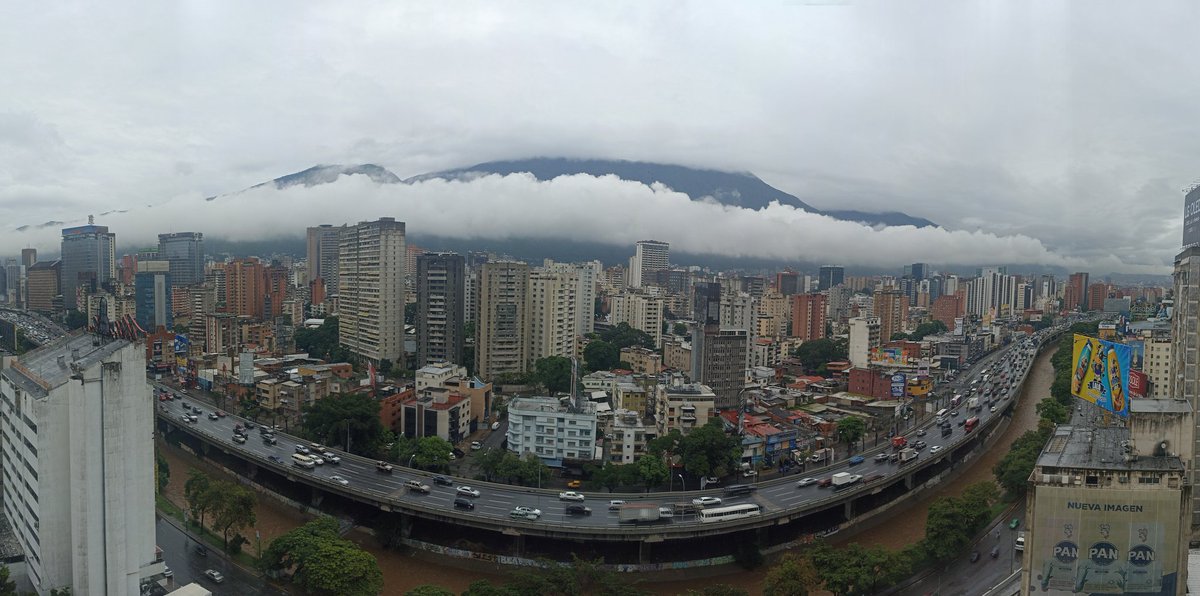 Danuel2bleD's tweet photo. Y después de rolo de palo de agua...
#ColinasDeBelloMonte #vista #avila #Caracas #lluvia #FelizJueves #06Oct2022 https://t.co/MrvmXVABDt