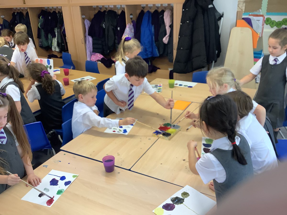 SPBYear1's tweet photo. We have been exploring hot and cold colours in Art. Look at the amazing shades we have made. 🎨 #spbart #art #fun https://t.co/VDzoDfq0OW