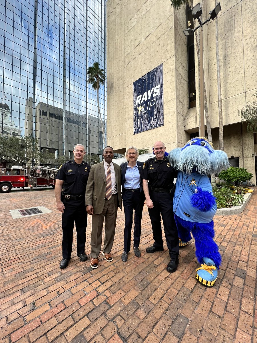 TampaPD's tweet image. Let’s Go, @RaysBaseball! ⚾️ #YourTampaPD is rooting for you across the bay. #raysup #bannerdrop #tampa @CityofTampa