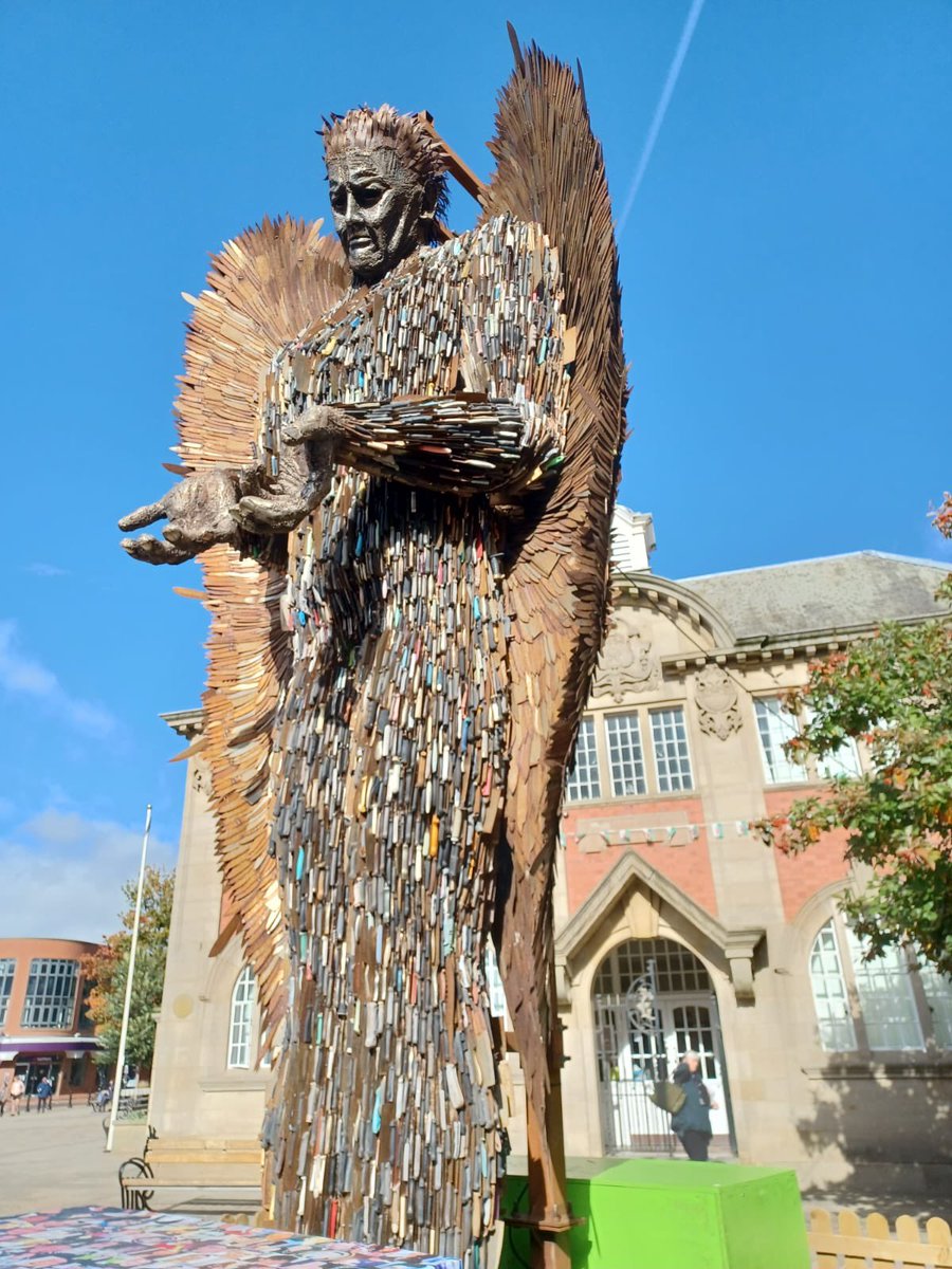 Heddiw roeddem wedi ymweld â’r #knifeangel yn Wrecsam i siarad efo’r cyhoedd am y gefnogaeth rydym yn darparu i ddioddefwyr trosedd cyllyll a throseddau difrifol eraill.
Byddwn yn ôl yno dydd Iau nesaf 10yb-12yp gyda thîm @NWPComSafety.  <a href="/VictimSupport/">Victim Support</a> <a href="/victimsuppcymru/">Victim Support Cymru</a> <a href="/NWPolice/">North Wales Police</a>