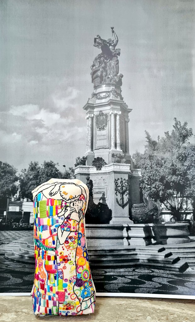 LinhasAmazonic4's tweet photo. Peso de porta bordado. 

#obeijo #bordadolivre #klimt https://t.co/HhloKsO53h