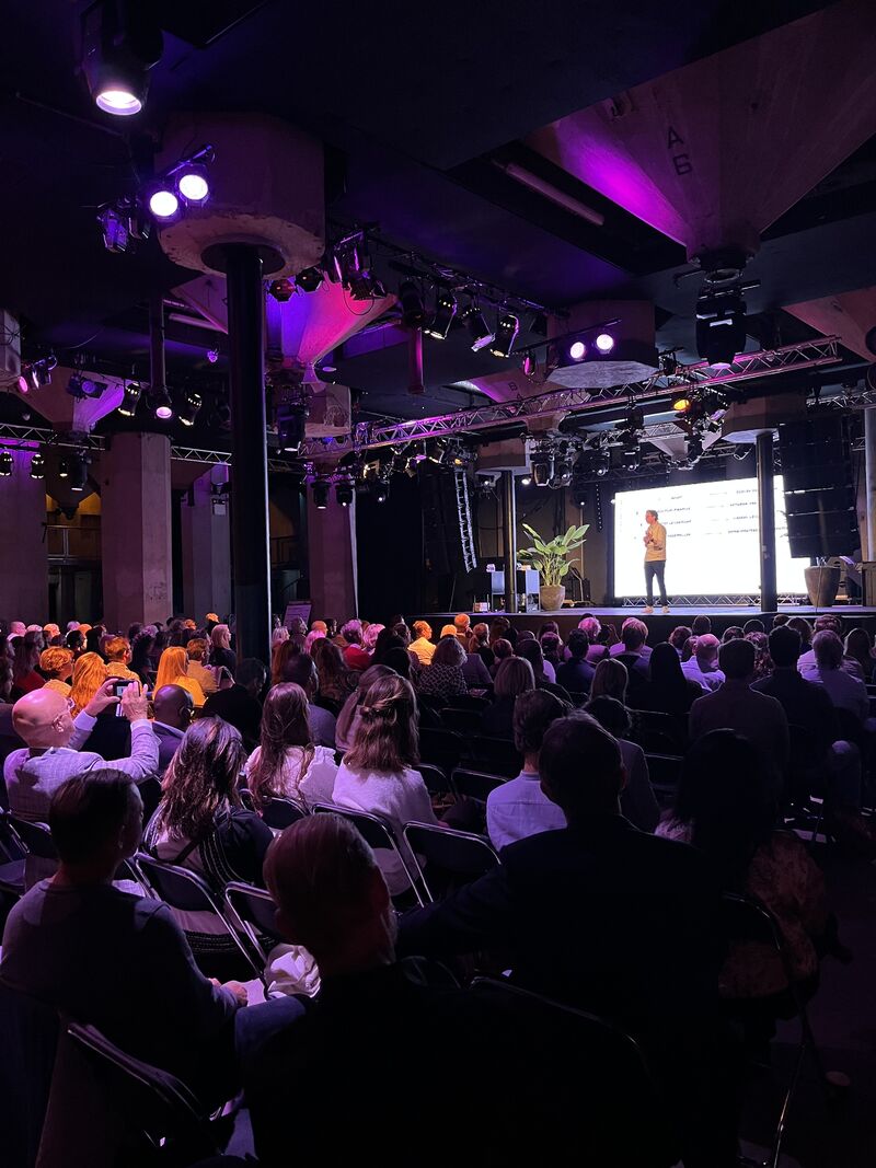 Op dit moment neemt keynote spreker Pim de Morree van Corporate Rebels de aanwezigen mee in het verhaal van zijn letterlijke en figuurlijke reis. Een inspirerend én interactief verhaal.

#POWERHOUSE #PHVS #ondernemerschap #teamvandetoekomst #vinden #binden #ontwikkelen