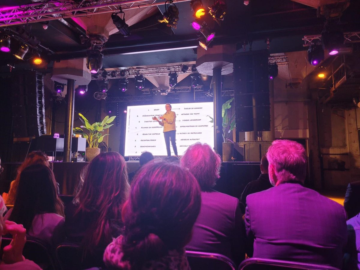 Op dit moment neemt keynote spreker Pim de Morree van Corporate Rebels de aanwezigen mee in het verhaal van zijn letterlijke en figuurlijke reis. Een inspirerend én interactief verhaal.

#POWERHOUSE #PHVS #ondernemerschap #teamvandetoekomst #vinden #binden #ontwikkelen