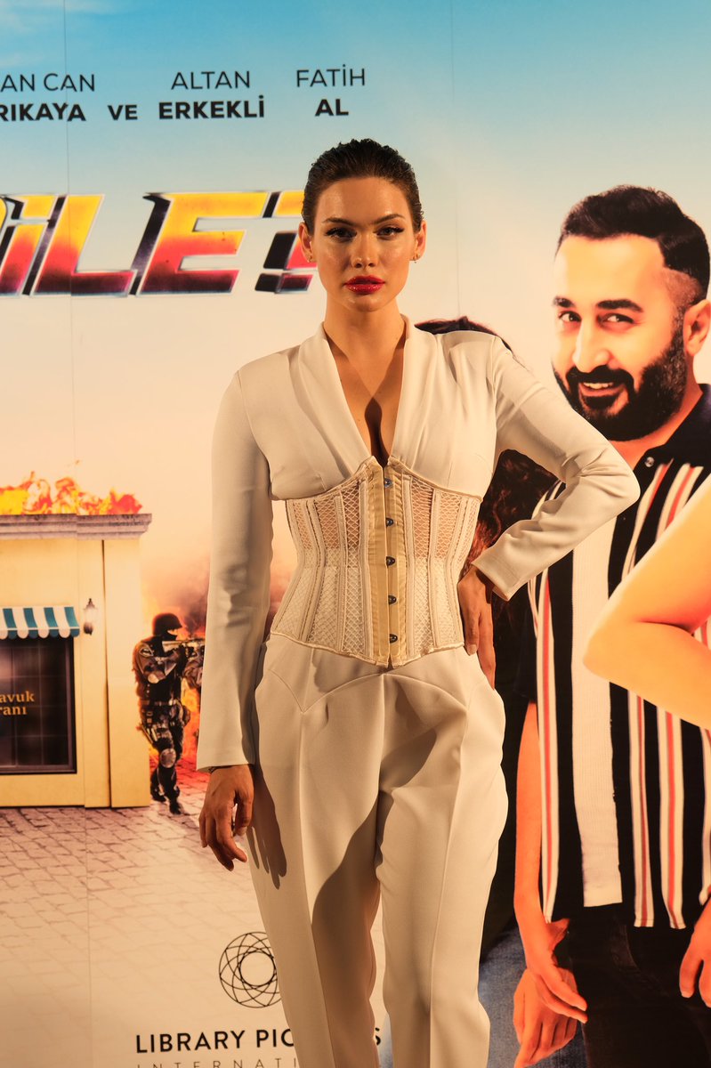 KimBuAileFilmi's tweet photo. Bu dev kadroyu yarın sinemada izliyoruz😍

#KimBuAile #CesurTavuk #7Ekim #CJENMTürkiye #CengizBozkurt #FeritAktuğ #OnurBuldu #NurgülYeşilçay  #DoğanCanSarıkaya #BesteKökdemir #SinemaGüzeldir #fazlasıylaaksiyoni̇çerenkomedi https://t.co/oO1Pdzuu2u