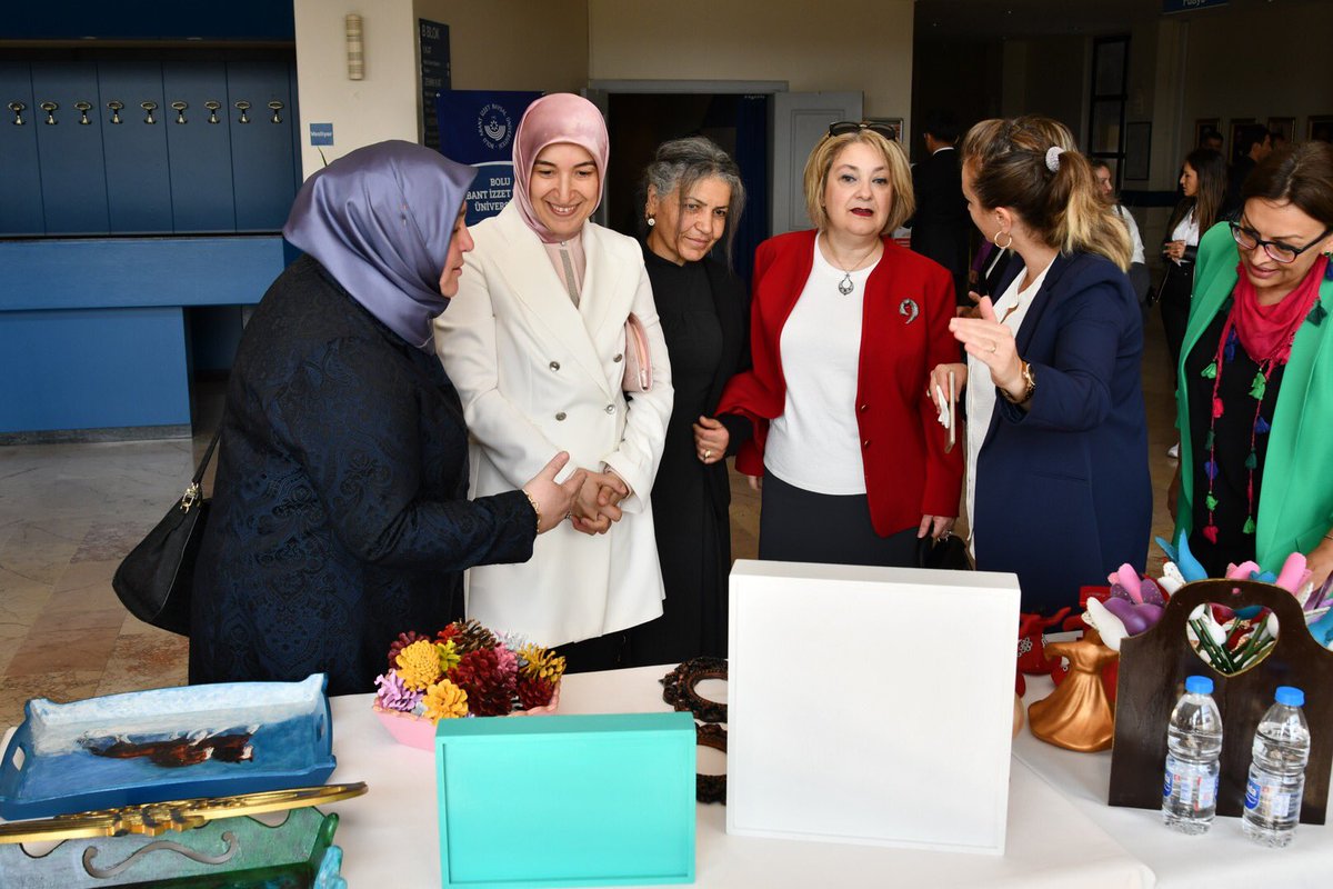 boluvaliligi's tweet photo. Bolu Valisi Erkan Kılıç ve Eşi Ayşe Elif Kılıç Hanımefendi,Valiliğimizin Koordinesinde,Aile ve Sosyal Hizm.İl Müdürlüğünce,BAİBÜ ev sahipliğinde;engelli çocuklarımız ile İzzet Baysal Huzurevinde kalan yaşlılarımızın eserlerinin sergilendiği El Sanatları Sergisini ziyaret ettiler. https://t.co/SZErKhZbaG