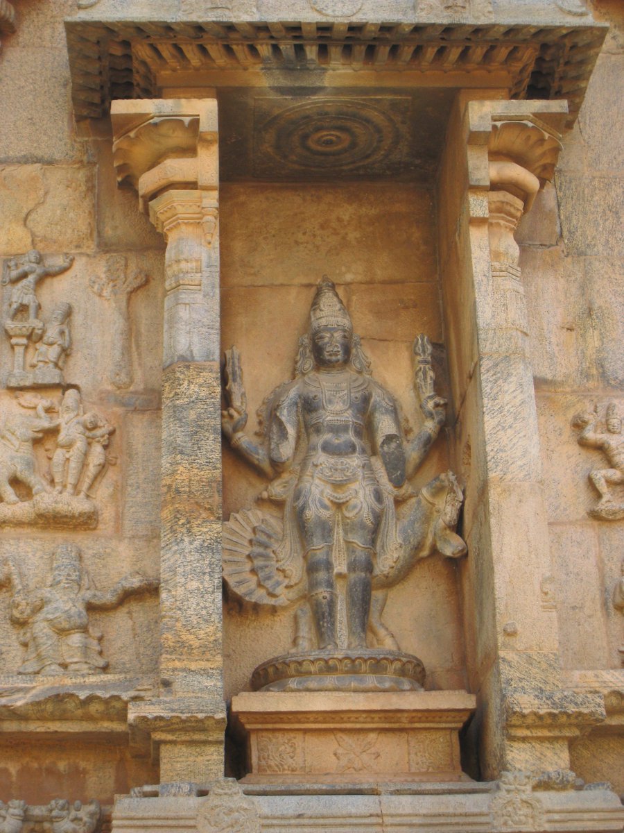 thamizhlab's tweet photo. To Summarise:
1. Vishnu is their first king - Vaishnavam
2. Descendents of Surya - Shouram
3. Family Deity is Nisumbasoodhani - Shaktham
4. Built Skanda temples - Kaumaram
5. Sculpted Ganesha - Ganapatyam
6. Devout Shiva Worshippers - Shaivam

But Cholas were not Hindus?! https://t.co/GjUdO6cwha