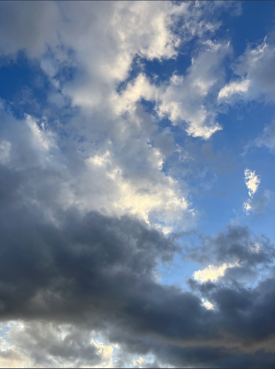 Başkasını kötü göstermeye çalışırken asla iyi gözükemezsin …☁️