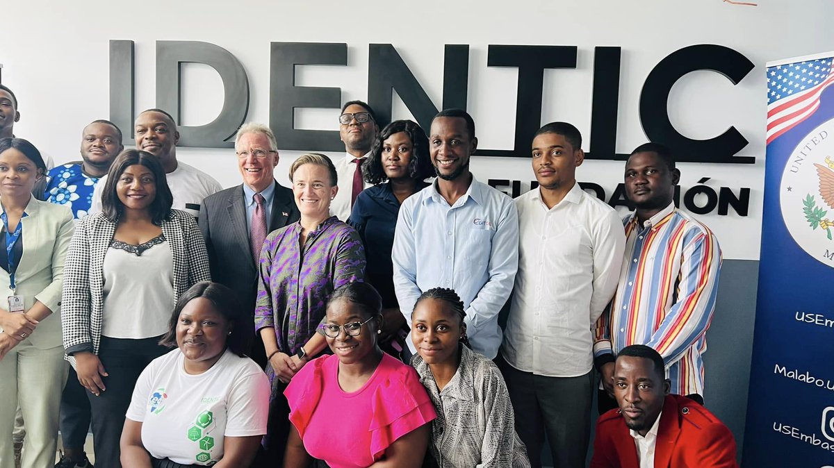 El Embajador visitó <a href="/identicGE/">identic.ge</a> para aprender más sobre sus actividades y sobre <a href="/TEGCampus1/">TEG Campus 🇬🇶</a> y el tema de la preservación medioambiental mediante la tecnología. El donó 5 ordenadores portátiles💻 que se otorgarán como premios a los campeones en #TEGPlaneta. #USinGE #USEmbassyMalabo